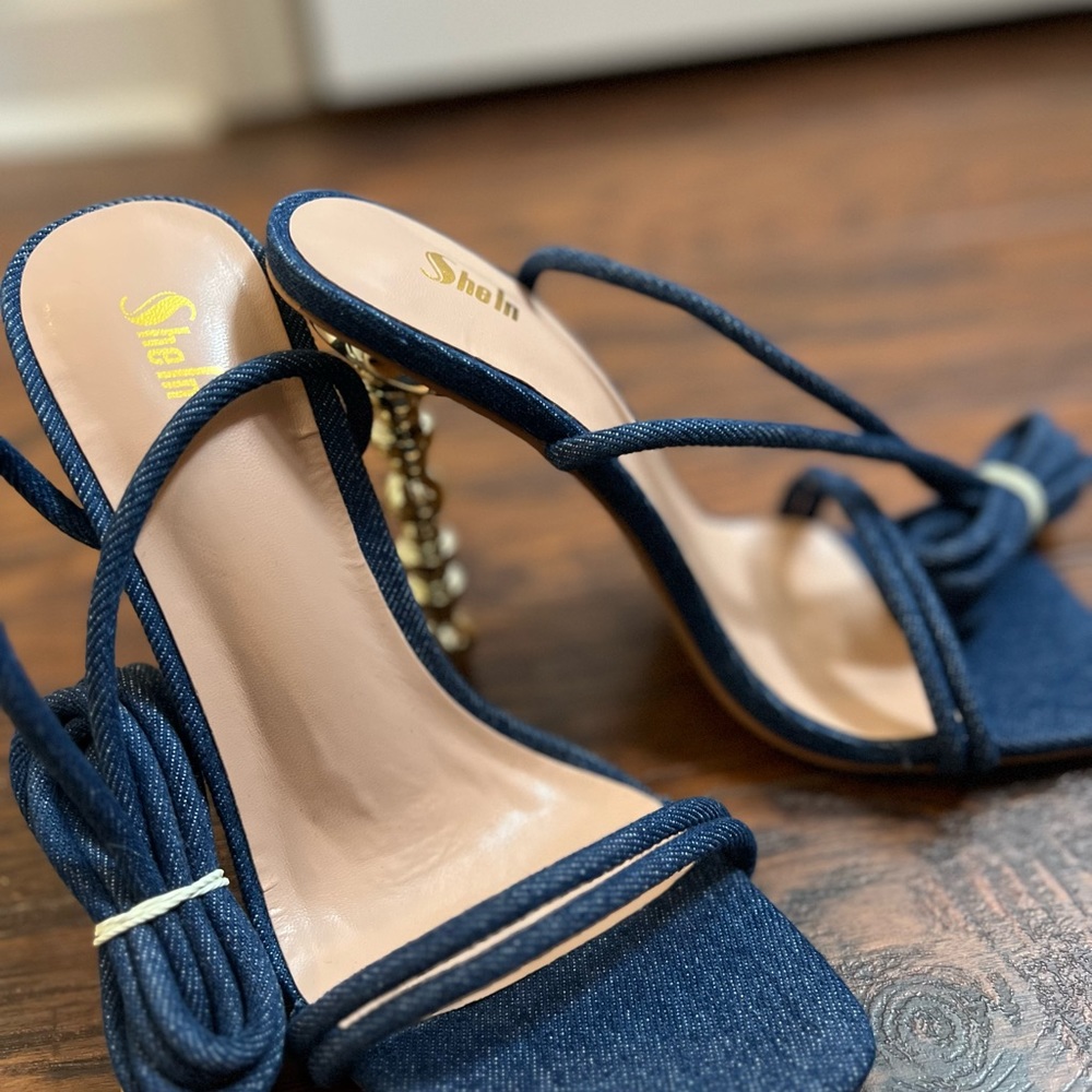 Blue heels.NEW. Not used